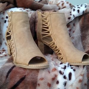 Adorable ankle shooties